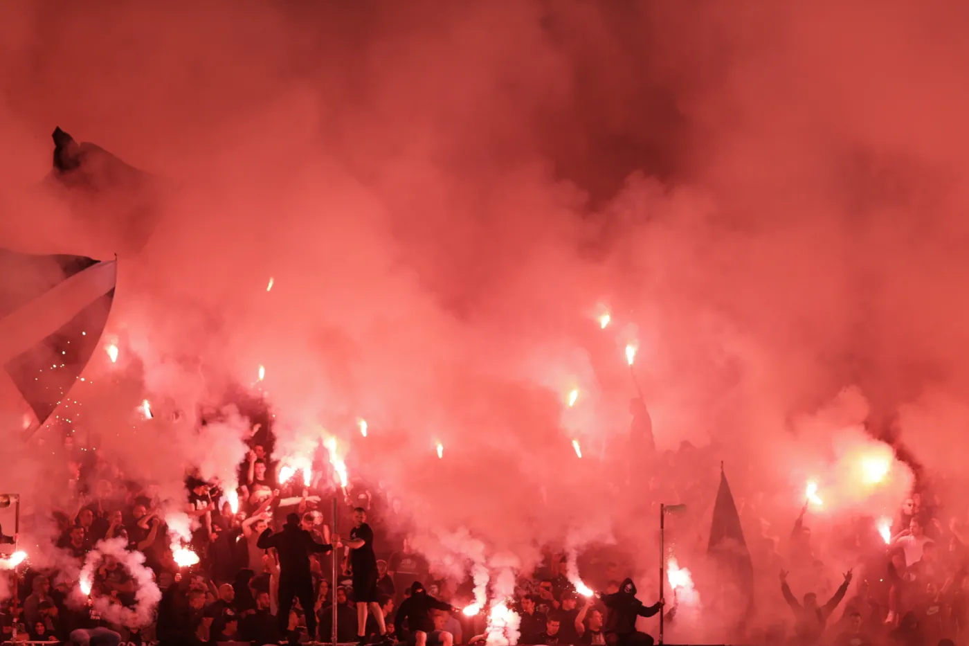 Dwadzieścia tysięcy kibiców z trybun obejrzało derby Belgradu