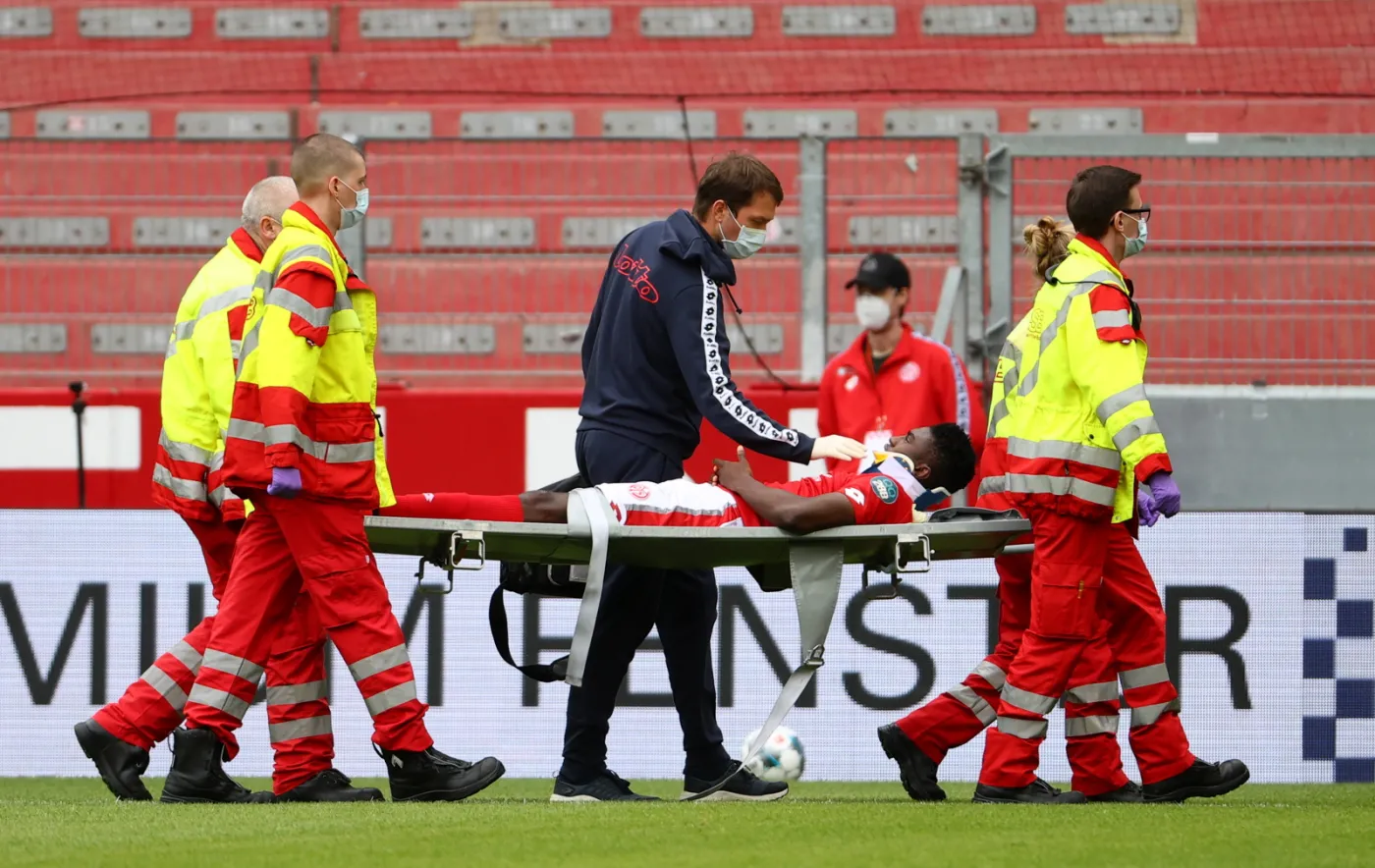 Taiwo Awoniyi na noszach