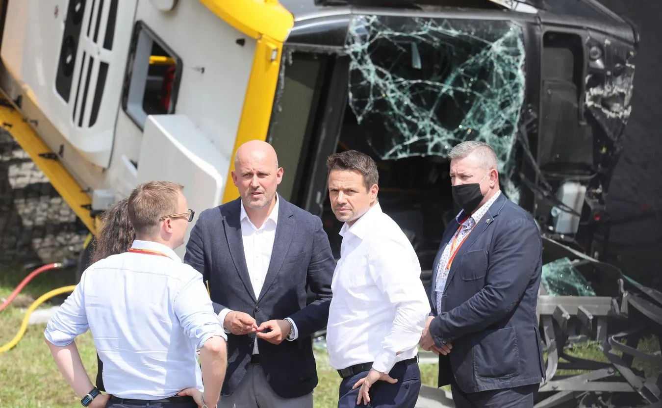 Radni PiS żądają od Trzaskowskiego pilnych wyjaśnień w związku z wypadkiem autobusu
