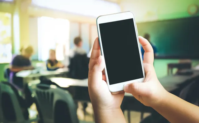 Kim są młodzi cyfrowi? Ekspert: Urodzili się w dobie szklanych ekranów [ROZMOWA]