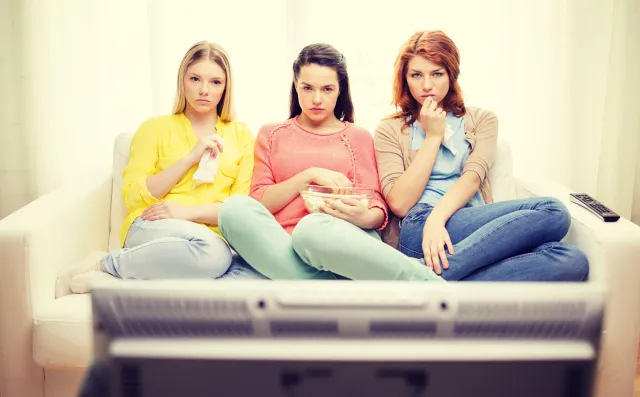 Jedząc przed telewizorem, tyjemy. Dlaczego? Wyniki badań