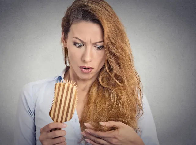 Przepis na urodę: co jeść, gdy wypadają włosy?