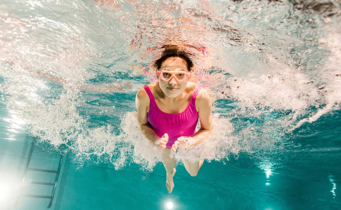 Pływanie zdrowe dla ciała. Co na to nasze oczy?