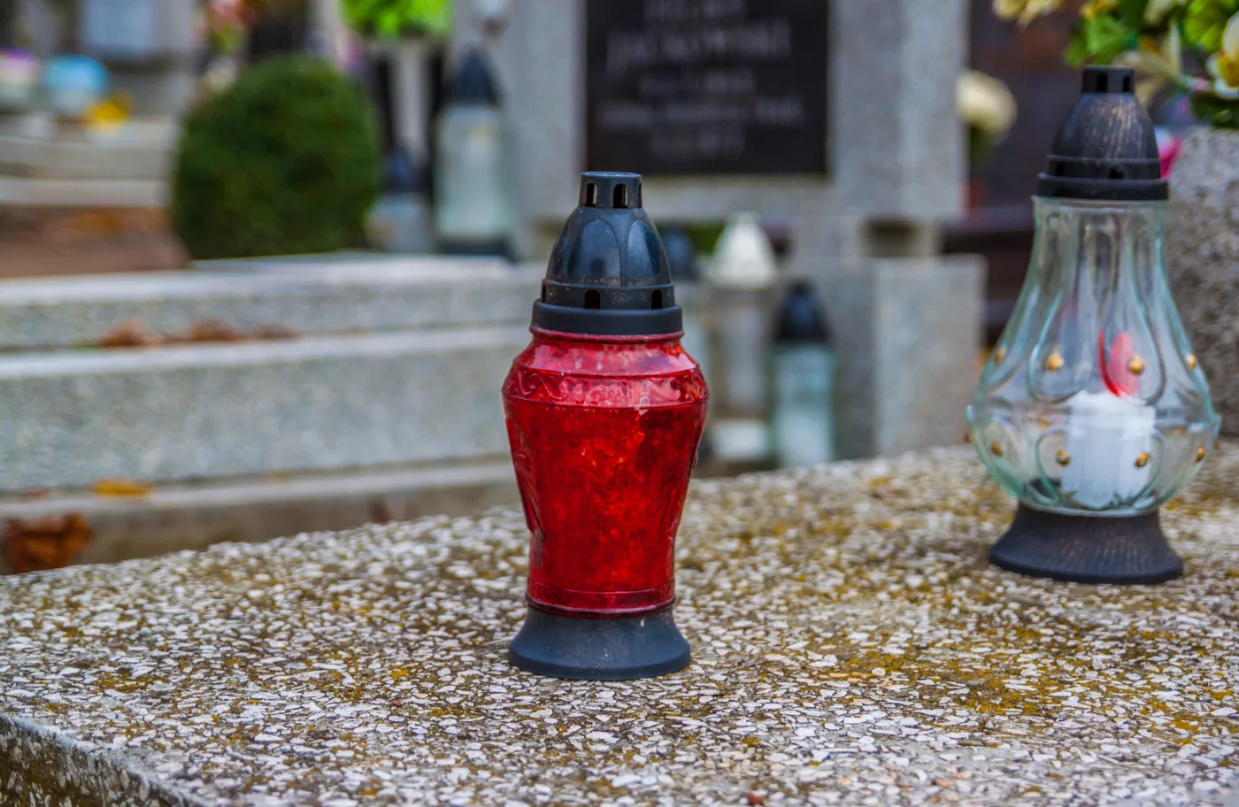 Rząd zamknął cmentarze na Wszystkich Świętych. Burza w internecie