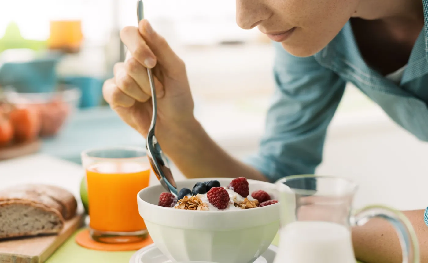 Kobieta je zdrowy posiłek