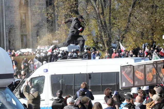 "Pandemia to ściema". "Precz z komuną". Kolejny protest w stolicy [ZDJĘCIA]