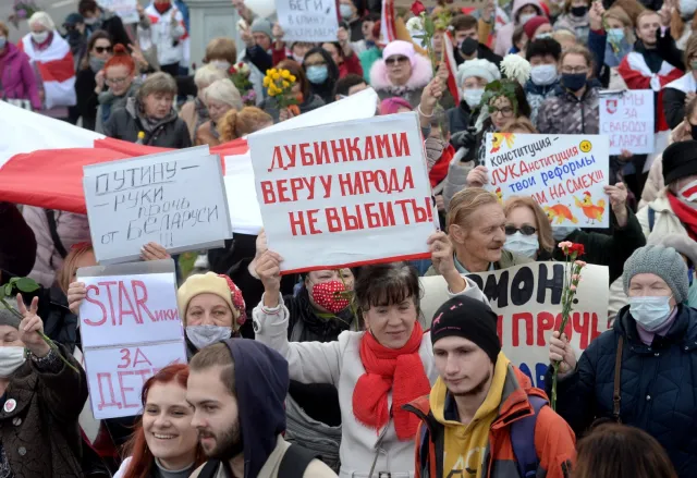 Duży protest przeciw Łukaszence w Mińsku. W marszu ruszyli emeryci i studenci