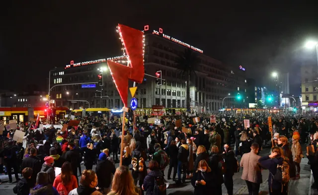 Warszawa: Policja użyła gazu pieprzowego wobec protestujących; doszło do bójek