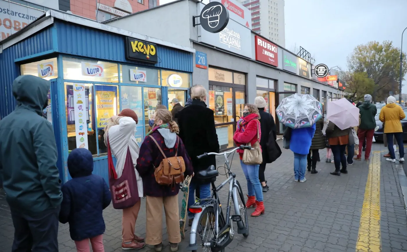 kolejka-przed-cukiernia-28301263.jpg