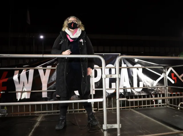 Wielki baner Strajku Kobiet na krzyżu na Giewoncie. "Wyd...ć z przemocą!"