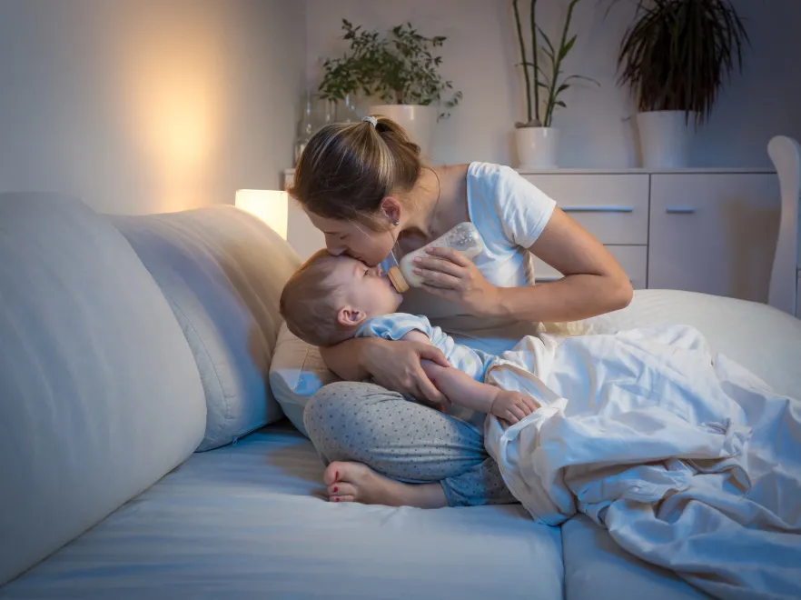 Czy niemowlę powinno być w nocy dokarmiane? Pediatra odpowiada