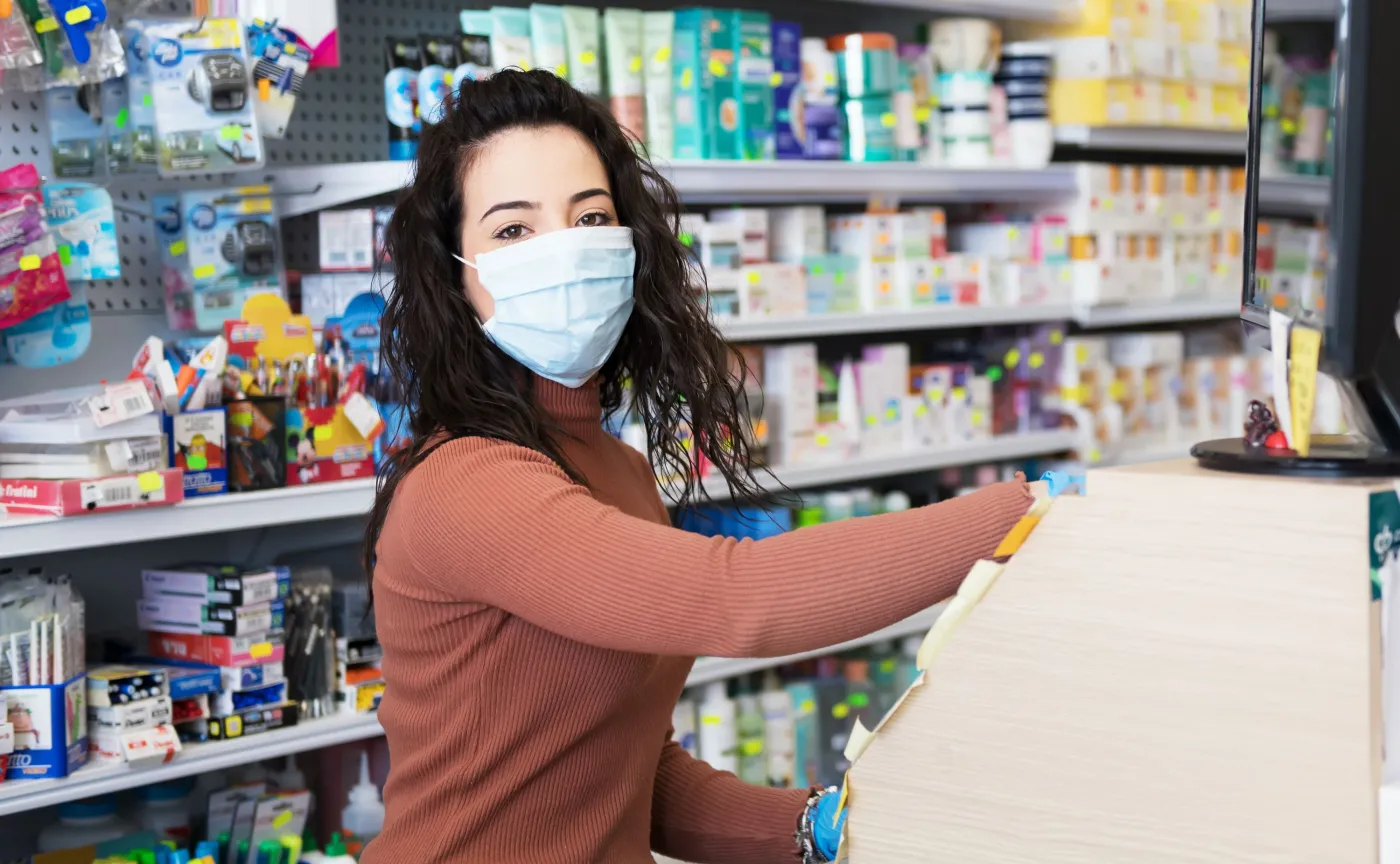 Czy sprzedawca musi nosić maseczkę, jeśli jest szyba z pleksi przy kasie?