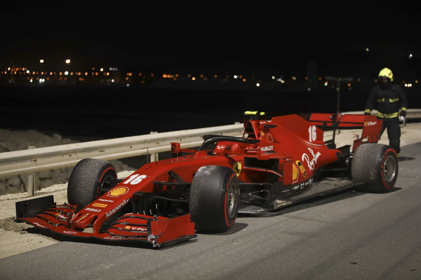 Charles Leclerc ukarany za spowodowanie kolizji na początku wyścigu w Bahrajnie