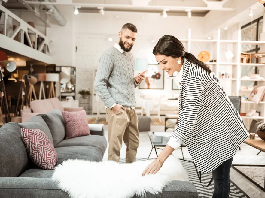 Polacy kochają szarości - w każdej postaci. Co o nas mówi wybór tego koloru w życiu?