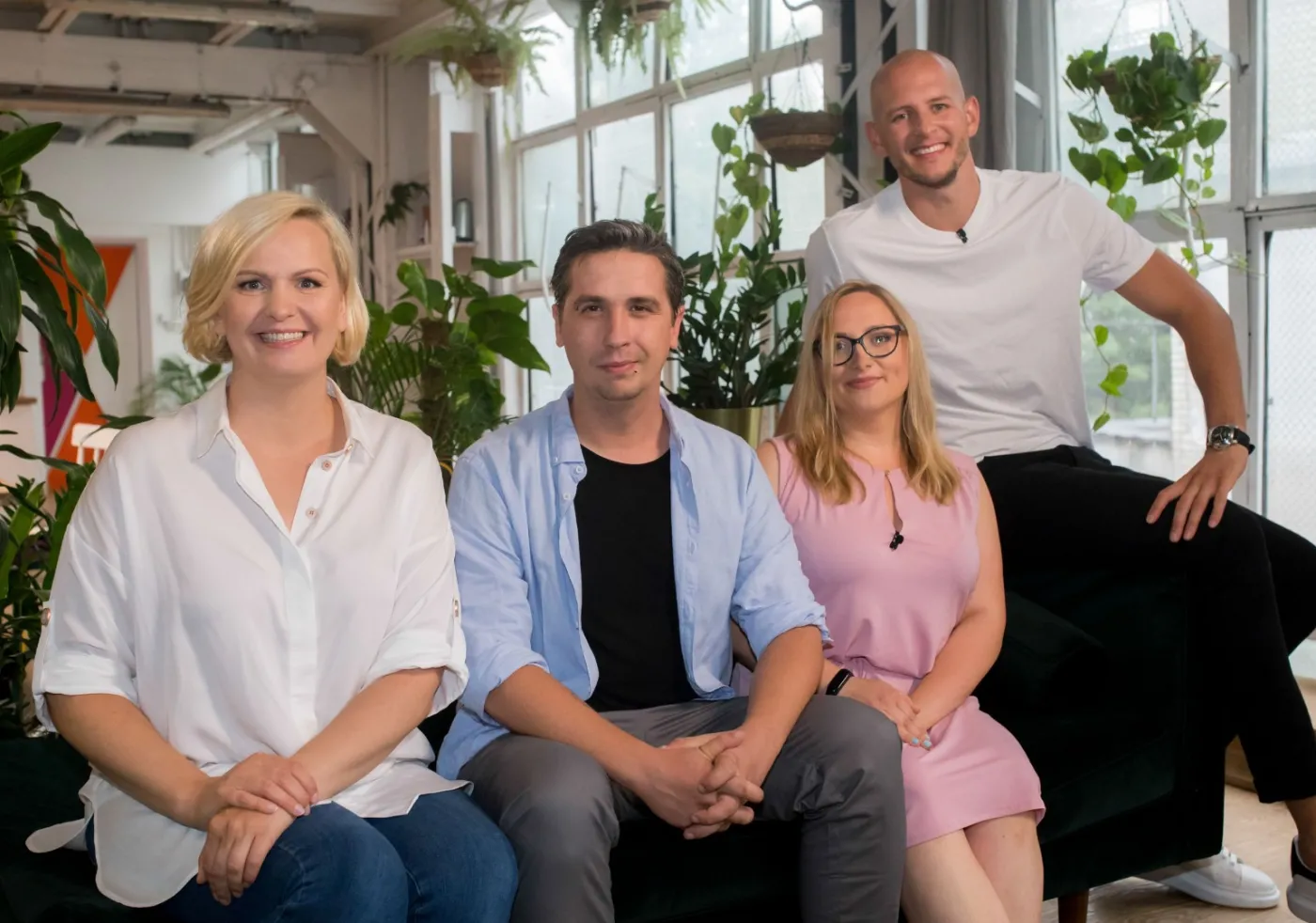 Bartosz Kurek i Otylia Jędrzejczak w nowych rolach. Kampania "Pomagaj nie tylko lajkiem"