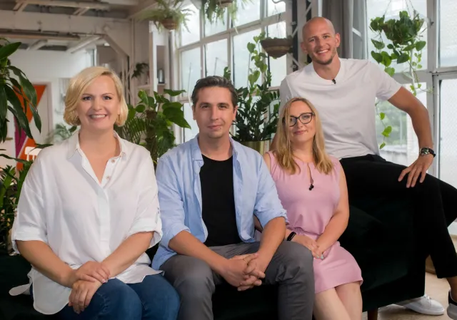 Bartosz Kurek i Otylia Jędrzejczak w nowych rolach. Kampania "Pomagaj nie tylko lajkiem"