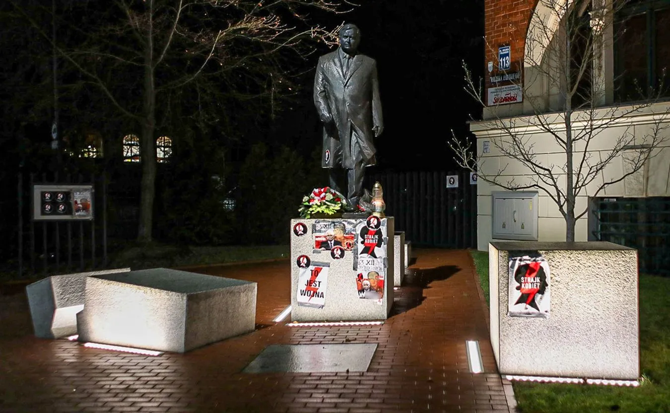 Zdewastowano siedzibę PiS. Plakaty z Jaruzelskim na pomniku Kaczyńskiego