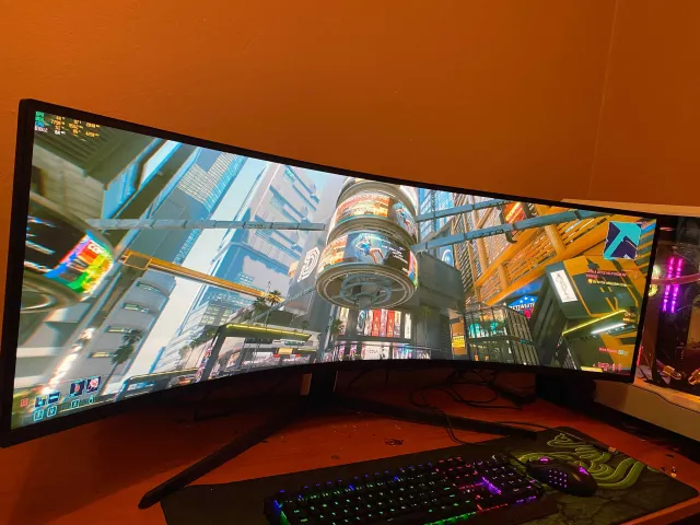 Samsung Odyssey G9 to jeden z najbardziej nietypowych monitorów, jakie możemy mieć na biurku