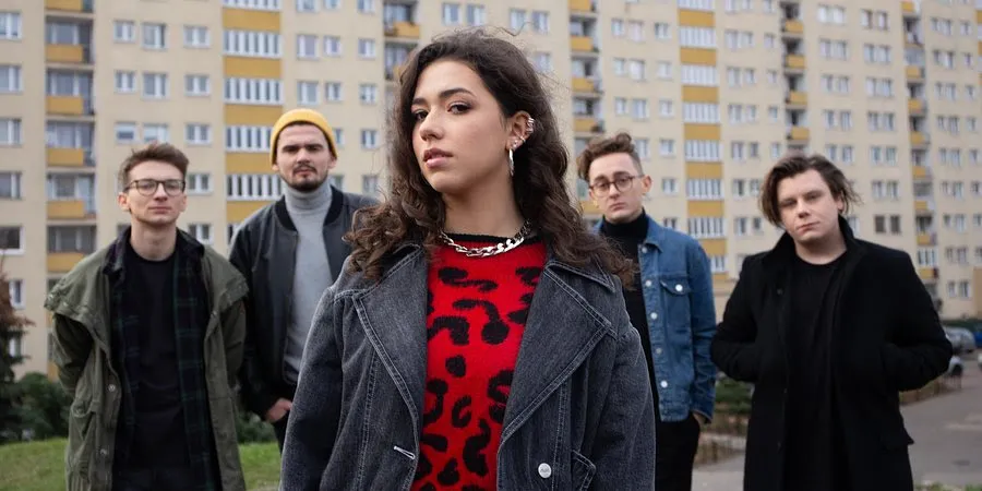 Natalia Zastępa i Sonbird w utworze "Mantry"