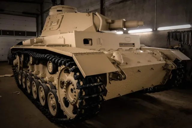 Czołg Panzer III uratowany i jedzie do Poznania. Po wojnie był zalany betonem