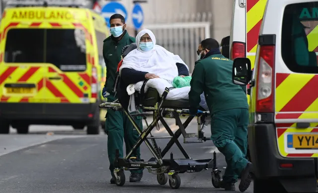 Brytyjski szczep wirusa jest bardziej zabójczy? Ekspert: To sianie strachu