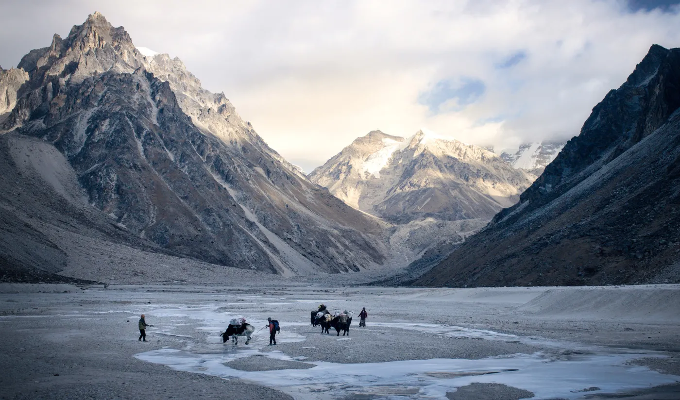 "Ściana cieni" w lutym w kinach. Opowieść o Szerpach i współczesnym himalaizmie [ZWIASTUN]