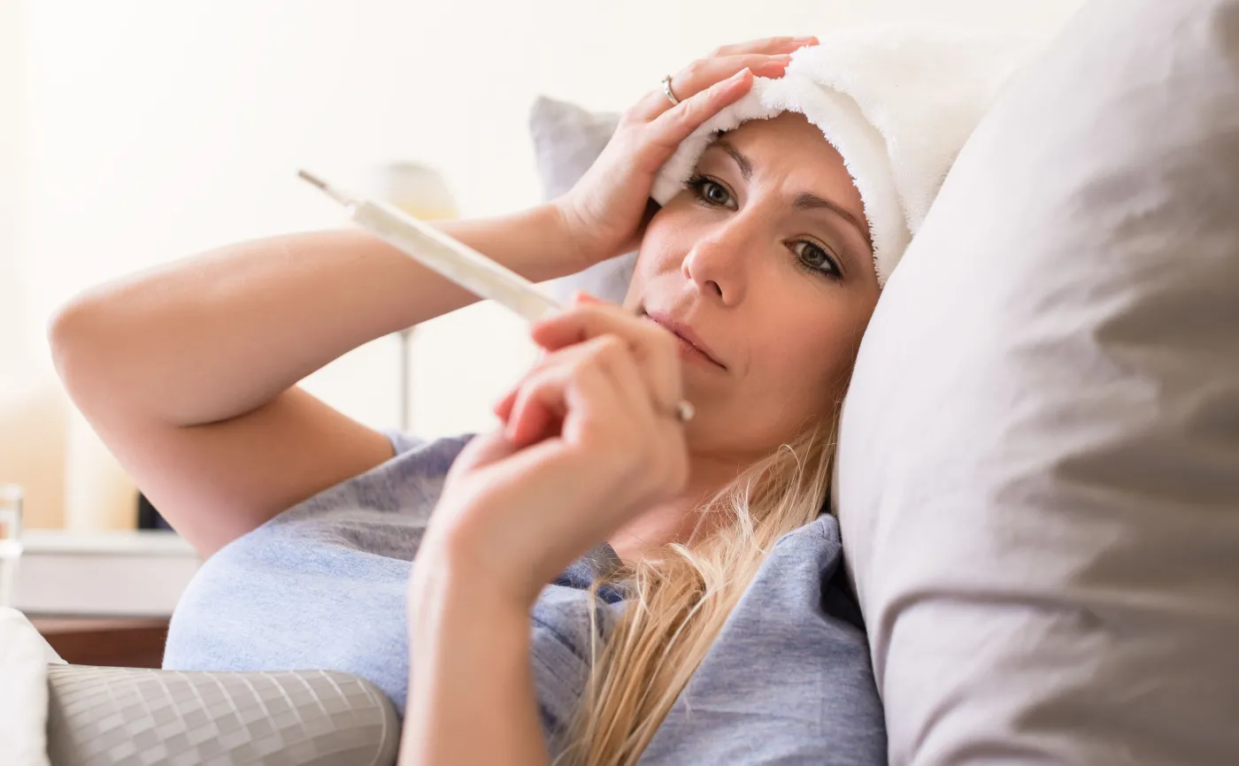 Chora kobieta ma gorączkę