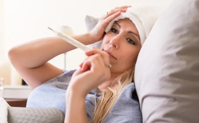 Średnia wieku osób zakażonych koronawirusem spadła do 35 lat