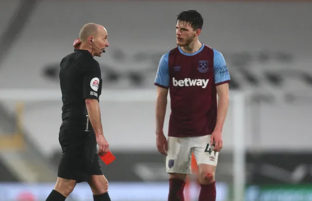 Sędzia, który ukarał Jana Bednarka czerwoną kartką dostaje pogróżki