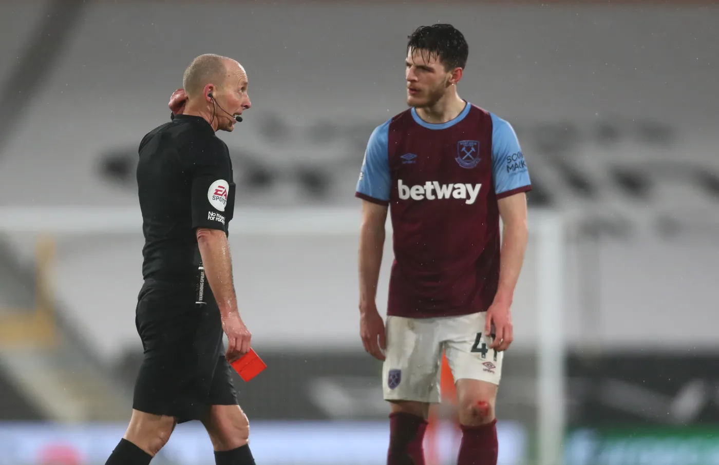 Mike Dean i Tomas Soucek