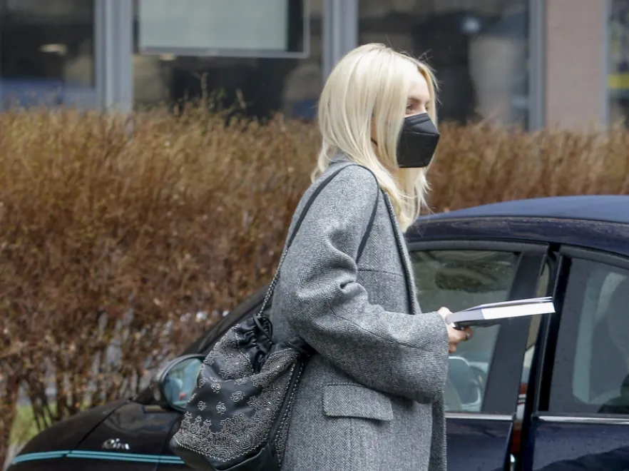 Cienkie czarne rajstopy nie muszą wyglądać archaicznie. Wystarczy je nosić tak jak Agnieszka Woźniak-Starak!