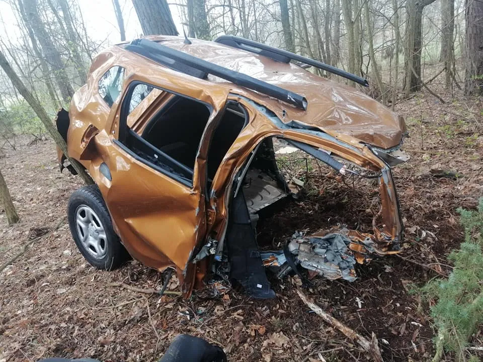 Dacia Duster pękła na pół. Kierowca może mówić o cudzie