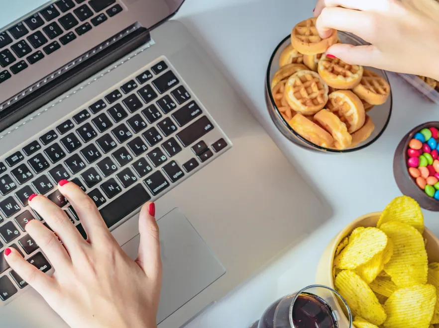 Bolesna prawda: Home office okazał się pułapką żywieniową i emocjonalną