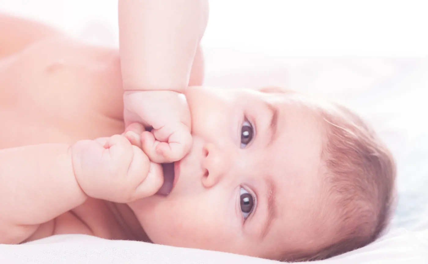Dlaczego niemowlę ma zaciśnięte piąstki?