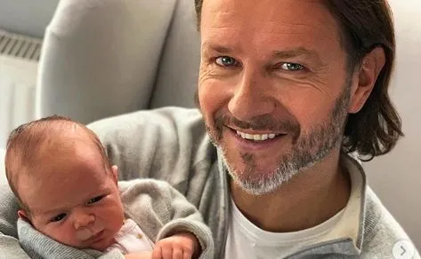 Radosław Majdan szuka podobieństw Henryka do rodziców. "Trzymanie za palec ma po mnie"