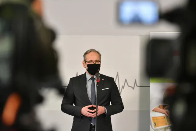 Luzowanie obostrzeń. Niedzielski mówi o harmonogramie na maj