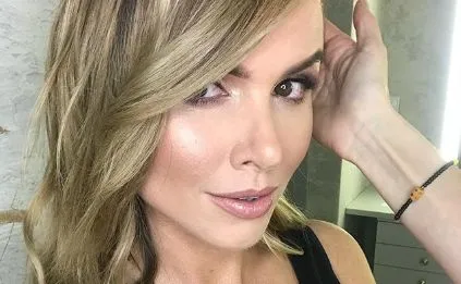 Marta Żmuda Trzebiatowska też pokazała zdjęcie ze studniówki: Tafta i brokat we włosach