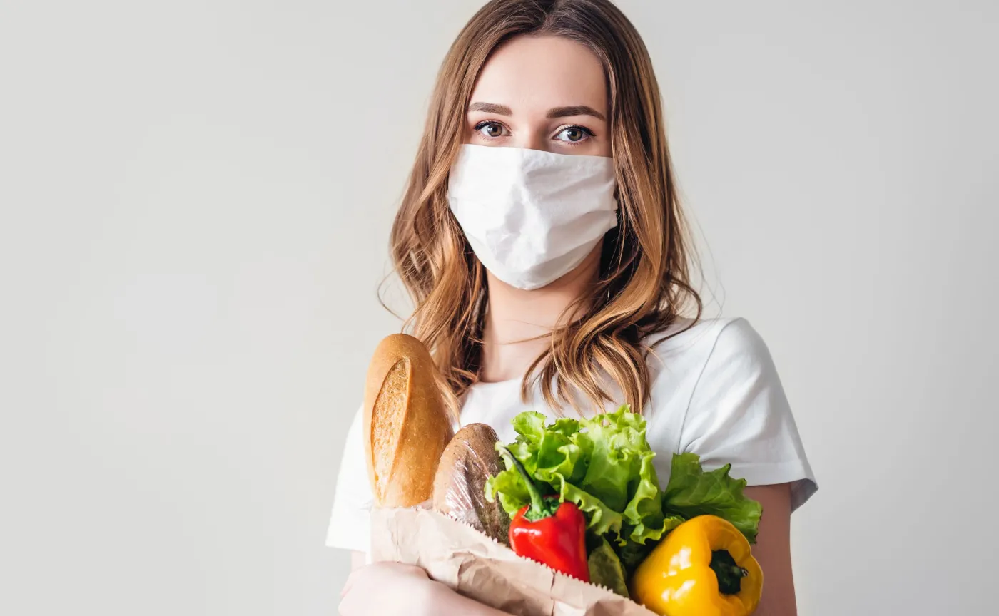 Kobieta w maseczce, zakupy