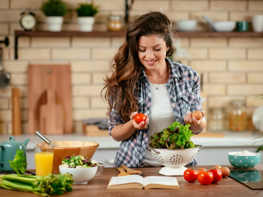 Ogórek + pomidor to zło, a miód góruje nad cukrem? Obalamy najpopularniejsze mity żywieniowe