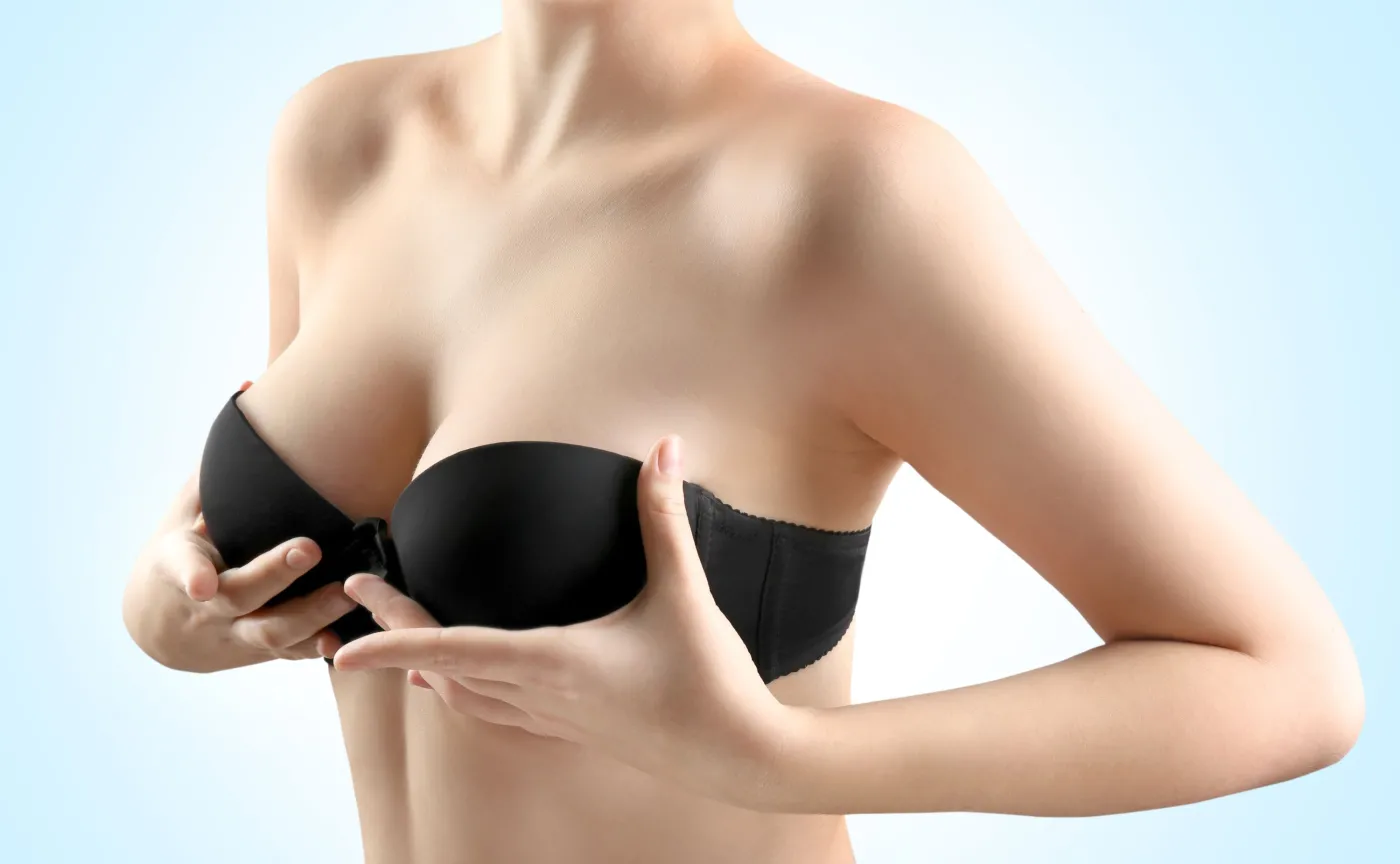 Kobieta potrzymuje biust