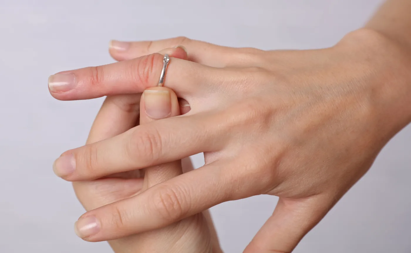 Puchną ci dłonie? Jak pozbyć się nadmiaru wody z organizmu?