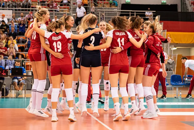 Spacerek polskich siatkarek w meczu z Grecją na ME