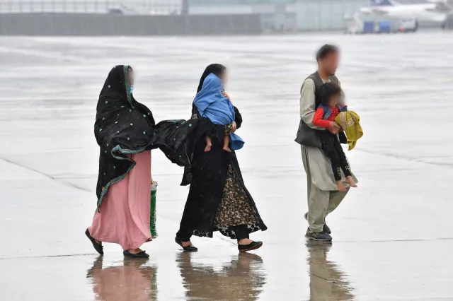 Kolejny samolot z Afgańczykami przyleciał do Polski. "Zadanie na rzecz Litwy"