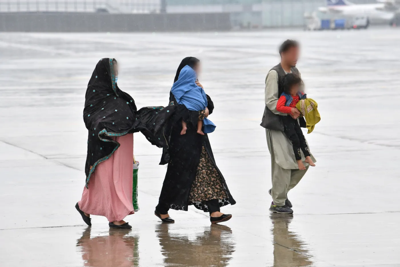 Kolejny samolot z Afgańczykami przyleciał do Polski. "Zadanie na rzecz Litwy"