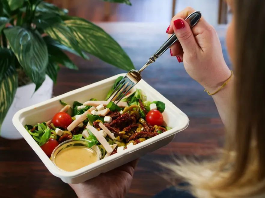 Żywieniowy detoks - wielkie nadzieje i... umiarkowane efekty. Czy warto go stosować np. po urlopie?