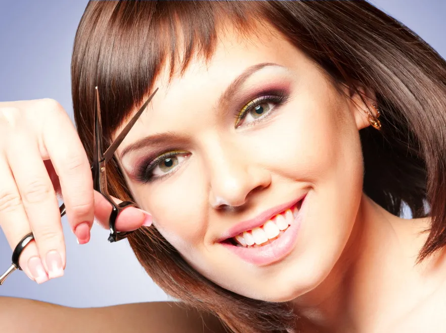 Nie zrób sobie krzywdy grzywką! Oto, jak ją dobrać do kształtu twarzy