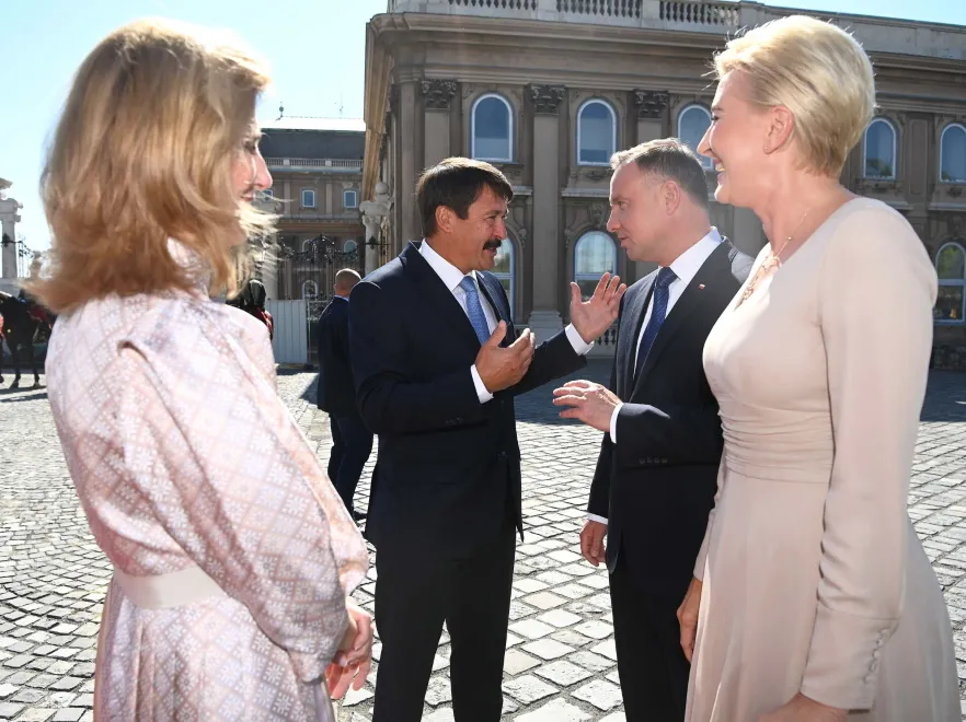 Drobiazgi "nie zagrały": Nieperfekcyjna stylizacja Agaty Dudy podczas wizyty na Węgrzech. FOTO