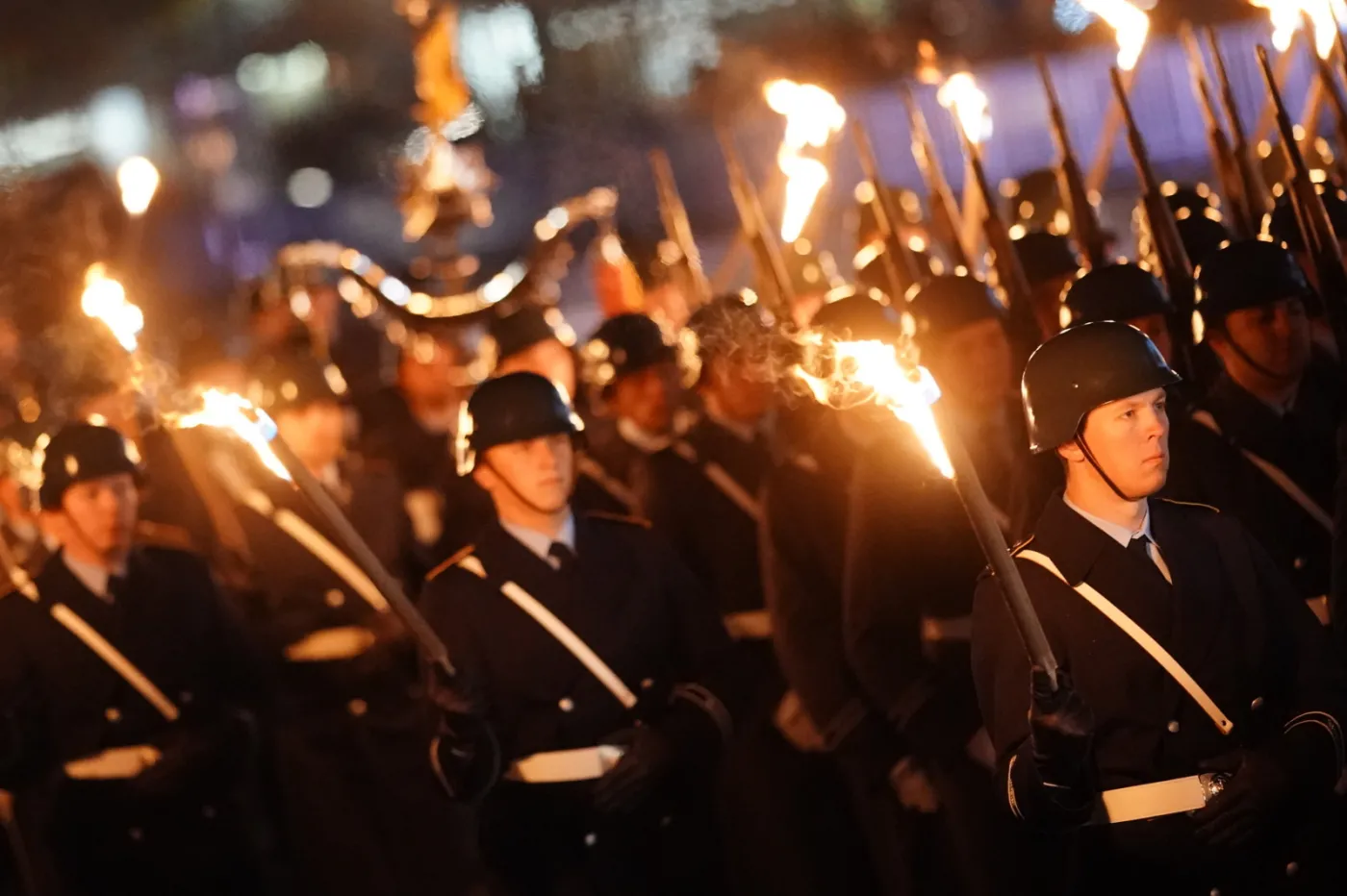 Niemieccy żołnierze maszerowali z pochodniami przed Reichstagiem. Fala krytyki [WIDEO]