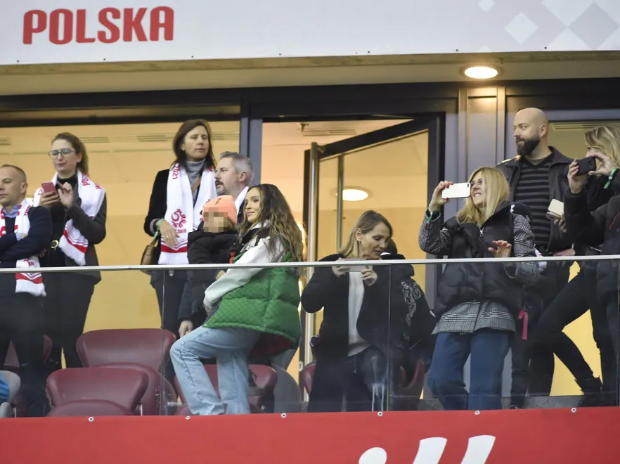 Wszystko, co najmodniejsze (i baaardzo drogie): W takiej stylizacji Marina Szczęsna kibicowała mężowi. FOTO