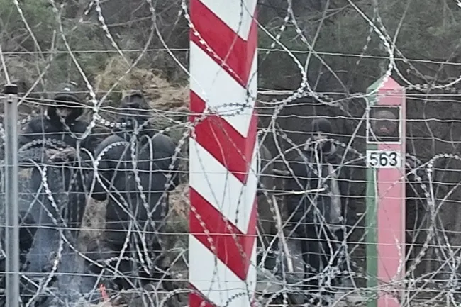 "Tnijcie ogrodzenie i idźcie dalej". Białorusini zebrali młodych mężczyzn